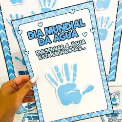 Cartaz do Dia Mundial da Água com mão azul e mensagem de preservação.