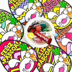 Ovos de Páscoa decorados com mensagem de Feliz Páscoa e chocolate.