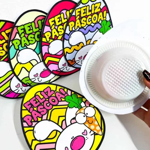 Ovos de Páscoa decorados com mensagens de Feliz Páscoa.