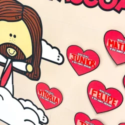 Painel de Páscoa com coração e personagem de Jesus.
