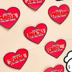 Corações vermelhos com nomes e mensagem de amor a Jesus.