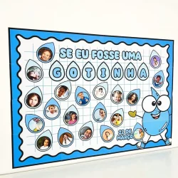 Painel educativo com fotos de crianças e personagem de gotinha.