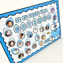 Painel educativo com crianças e personagem de gotinha azul.