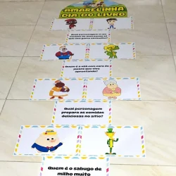 Jogo de amarelinha com perguntas sobre o Dia do Livro e personagens.