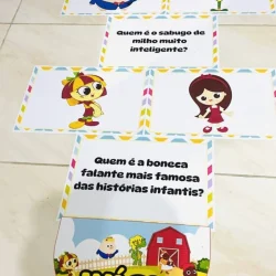Jogo de perguntas infantis com personagens coloridos e tema de histórias.