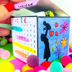 Caixinha de presente personalizada para o Dia das Mães com decoração colorida.
