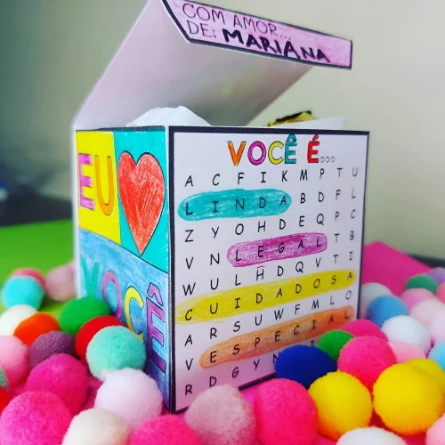Caixinha personalizada com mensagem de amor para o Dia das Mães.