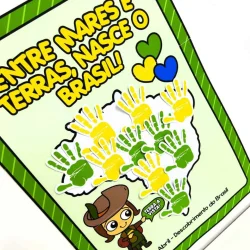 Cartaz com mãos coloridas e personagem de explorador sobre o descobrimento do Brasil.