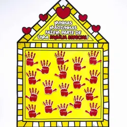 Cartaz com mãos pintadas e mensagem sobre família.