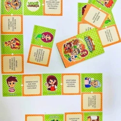 Jogo de dominó com personagens infantis e frases educativas para crianças.