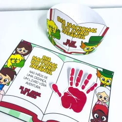 Lembrancinha de Dia do Livro com personagens infantis e tema de aventura.