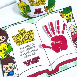 Lembrancinha com personagens do Sítio do Picapau Amarelo e livro aberto.