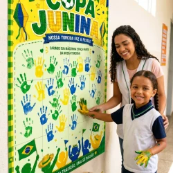 Cartaz colorido de Copa Junina com mãos pintadas de crianças.