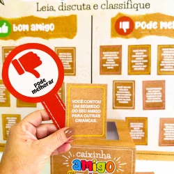 Atividade educativa sobre amizade com caixa de perguntas colorida.