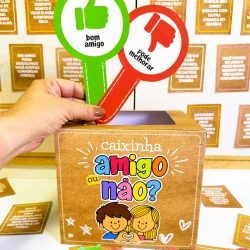 Jogo educativo sobre amizade com sinais de positivo e negativo.