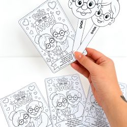 Cartões de Dia dos Avós com desenhos de avós e netos para colorir.