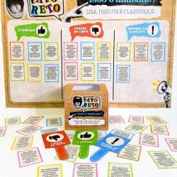 Atividade educativa sobre amizade com cartões coloridos e painel explicativo.
