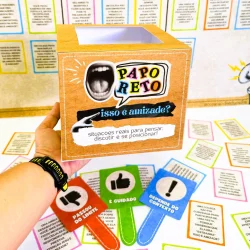 Atividade de amizade e diálogo com cartazes coloridos e caixa temática.