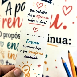 Mensagem de incentivo para professores com elementos coloridos e desenhos de lâmpada.