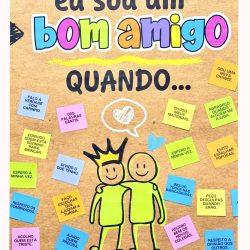 Mural com desenhos de dois amigos e mensagens positivas para amizade.