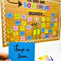 Mural com mensagens de amizade e positividade na Pedagogia de Ideias.