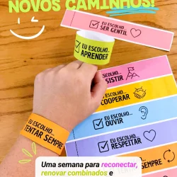 Mão segurando fitas coloridas com escolhas para o novo semestre escolar.
