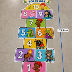 Jogo de amarelinha com personagens do folclore brasileiro.