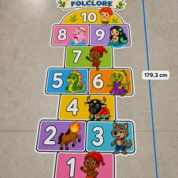 Jogo de amarelinha com personagens do folclore brasileiro.