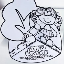 Desenho de criança regando uma árvore para o Dia da Árvore.