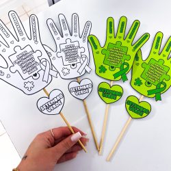 Palmas de papel com mensagens de conscientização e símbolo de laço verde.