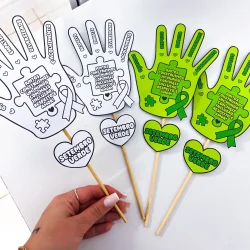 Palmas de papel com mensagens de conscientização e símbolo de laço verde.