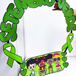 Espelho decorativo com tema Setembro Verde e personagens infantis.