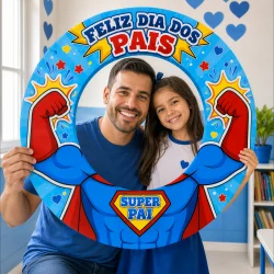 Pai e filha com quadro de Dia dos Pais, sorrindo e mostrando força.