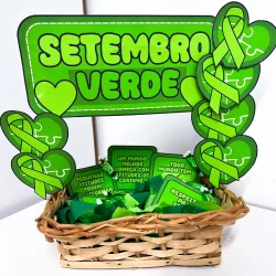 Cesta com itens verdes e mensagem de conscientização sobre o Setembro Verde.