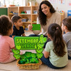 Professora com crianças em sala de aula com materiais educativos sobre Setembro Verde.