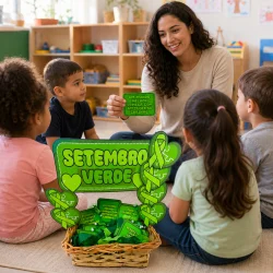 Professora com crianças em sala de aula com materiais educativos sobre Setembro Verde.