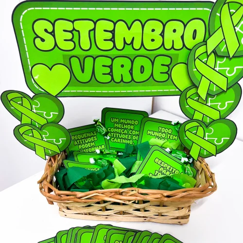 Cesta com recadinhos e símbolos do Setembro Verde para conscientização.