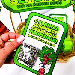 Lembrancinha de Dia da Árvore com mensagem ecológica e sementes.