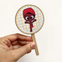 Personagem folclórico em lata com chapéu vermelho e sorriso.