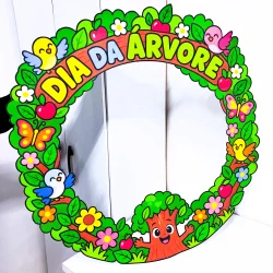 Moldura colorida de árvore com animais e flores para o Dia da Árvore.