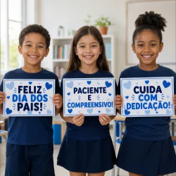 Crianças segurando cartazes com mensagens de homenagem ao Dia dos Pais.