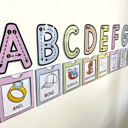 Alfabeto de parede com letras coloridas e figuras educativas para crianças.