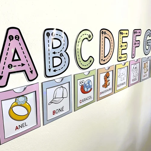 Alfabeto de parede com letras coloridas e figuras educativas para crianças.