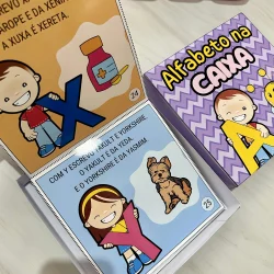 Livro infantil com letras do alfabeto e ilustrações educativas para crianças.