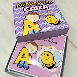 Jogo educativo Alfabeto na Caixa com personagem e abelha sorridente.