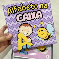 Livro infantil Alfabeto na Caixa com personagem e abelha sorridente.