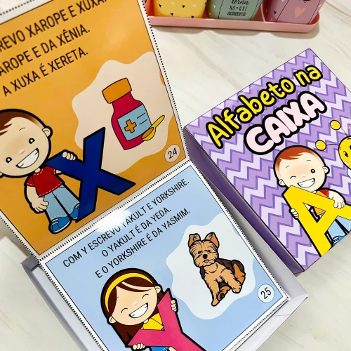 Imagem de livro infantil com letras do alfabeto e desenhos educativos.