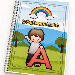 Caderno infantil com letra A e arco-íris para alfabetização.