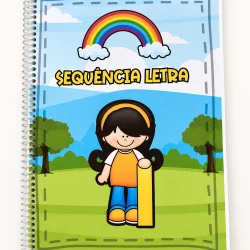 Caderno de alfabetização com personagem infantil e arco-íris.