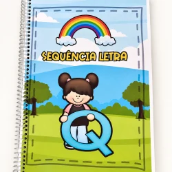 Caderno de atividades com a letra Q para alfabetização infantil.